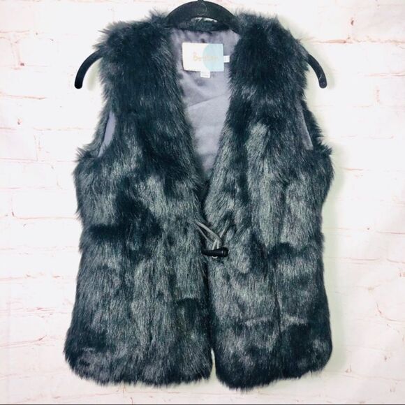 Boden faux fur vest with toggle closure 2 - Picture 1 of 7
